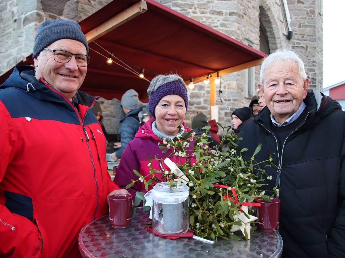 Geselligkeit mit Glühwein: Egon und Brigitte Winder mit Christoph Unterpirker.