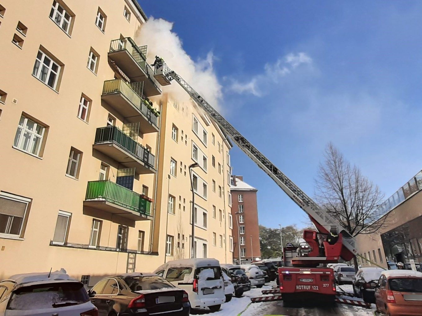 Eine Frau wurde bei dem Brand in der Engerthstraße verletzt. Eine Frau wurde bei dem Brand in der Engerthstraße verletzt.