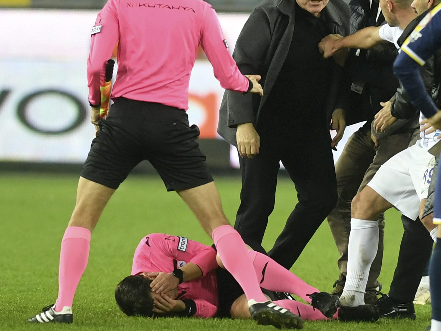 Halil Umut Meler spricht nach der Prügel-Attacke. Halil Umut Meler spricht nach der Prügel-Attacke.