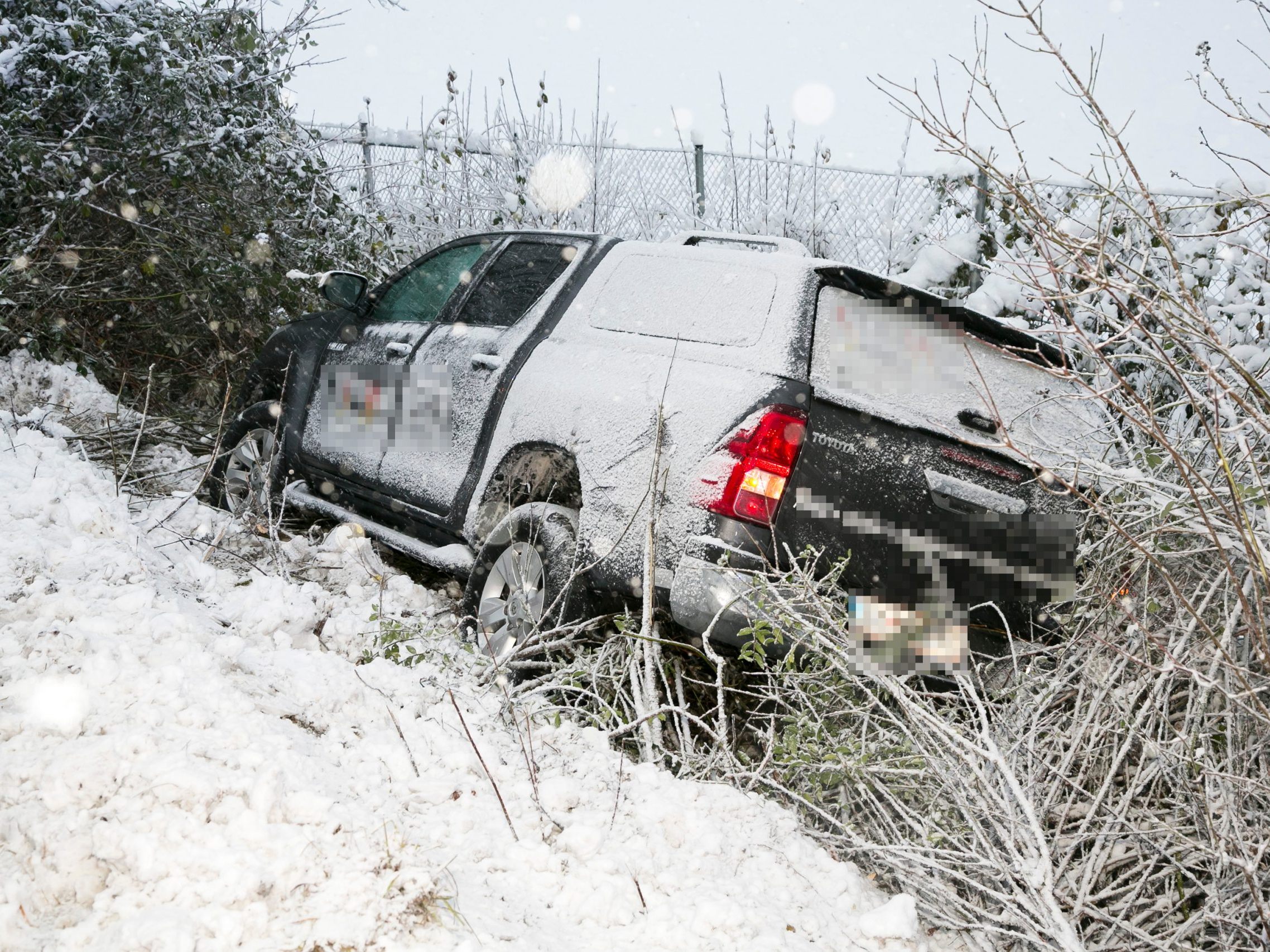 Pick-Up rutschte bei Rankweil ins Gebüsch.