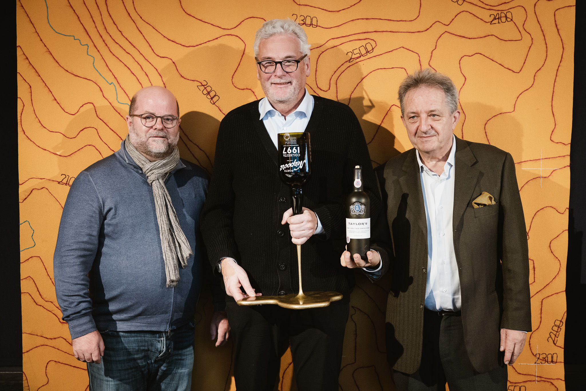 Arlberg Weinberg Best Bottle Award 2023 v.l.n.r. Erfinder BBA und Gründer von trinkreif Clemens Riedl, Gerhard Lucian (Burghotel) mit dem Gewinnerflasche Taylor's Tawny Port, Moderator Willi Balanjuk Arlberg Weinberg Best Bottle Award 2023 v.l.n.r. Erfinder BBA und Gründer von trinkreif Clemens Riedl, Gerhard Lucian (Burghotel) mit dem Gewinnerflasche Taylor's Tawny Port, Moderator Willi Balanjuk
