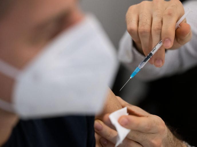 Die Hersteller von Corona-Impfstoffen, Biontech und Pfizer verklagen Ungarn und Polen.