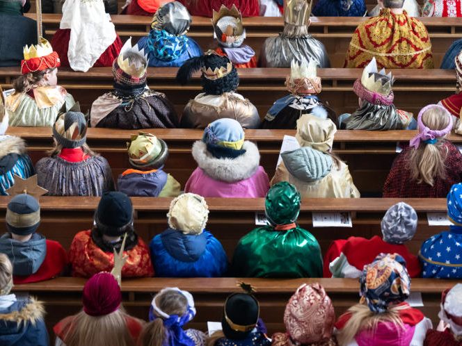 Auch heuer sind die Sternsinger wieder zwischen Weihnachten und dem Dreikönigs-Tag unterwegs. Auch heuer sind die Sternsinger wieder zwischen Weihnachten und dem Dreikönigs-Tag unterwegs.