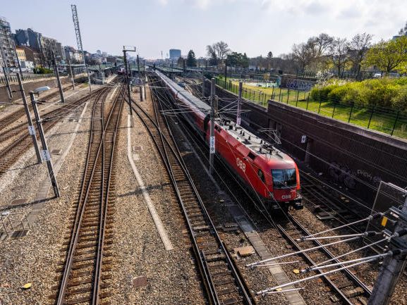 Nach einem rassistischen Ausraster in einem ÖBB-Railjet in OÖ wurde ein Zugbegleiter verwarnt. Nach einem rassistischen Ausraster in einem ÖBB-Railjet in OÖ wurde ein Zugbegleiter verwarnt.
