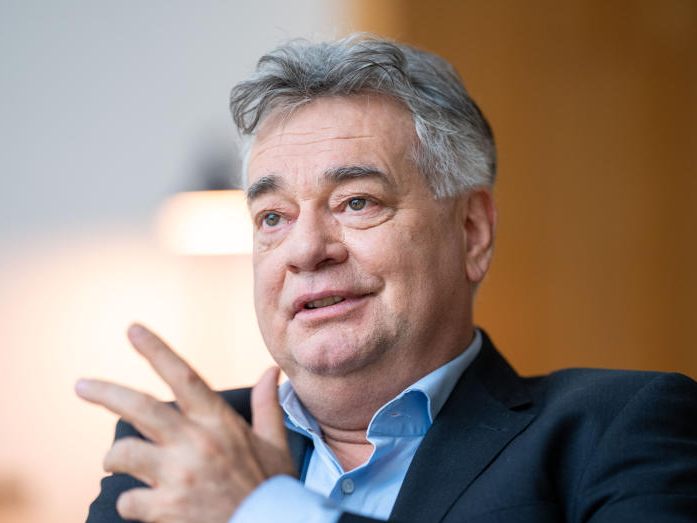 Vizekanzler Werner Kogler (Grüne) sei zuversichtlich, dass das Klimaschutzgesetz noch vor der kommenden Nationalratswahl käme. Vizekanzler Werner Kogler (Grüne) sei zuversichtlich, dass das Klimaschutzgesetz noch vor der kommenden Nationalratswahl käme.