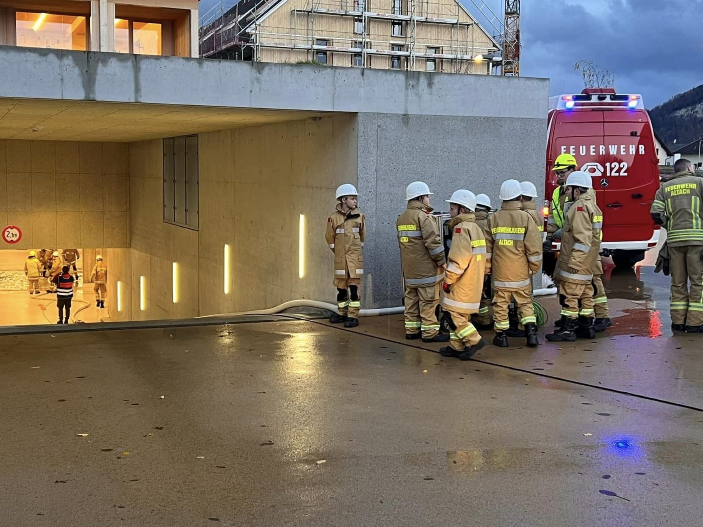 Bei der Tiefgarage beim Kindergarten Kreuzfeld wurde ein Wasserrohrbruch gemeldet. Bei der Tiefgarage beim Kindergarten Kreuzfeld wurde ein Wasserrohrbruch gemeldet.