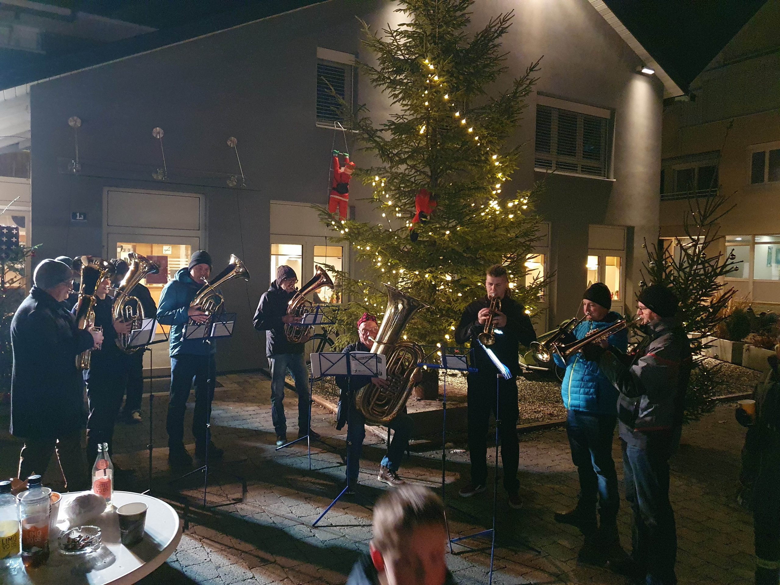 Verschiedene Ensembles des Bürgermusikvereins Nenzing sorgen für Adventstimmung. Verschiedene Ensembles des Bürgermusikvereins Nenzing sorgen für Adventstimmung.