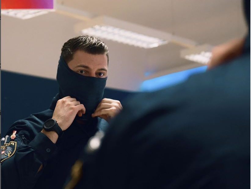Niko wurde als "Officer Nixon" auf Instagram zum Influencer.