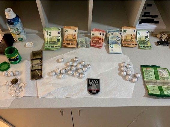 Drogen und Bargeld wurden bei einem 56-Jährigen sichergestellt. Drogen und Bargeld wurden bei einem 56-Jährigen sichergestellt.