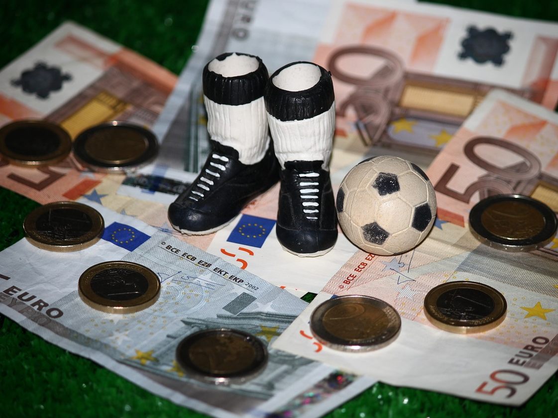 Neun Vereine erhalten von der UEFA eine Solidaritätszahlung. Neun Vereine erhalten von der UEFA eine Solidaritätszahlung.