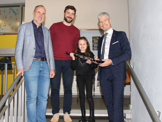V.l.n.r.: Musikschuldirektor Thomas Greiner, Hauke Kohlmorgen, Emilia Micheli, Sparkasse Bludenz-Vorstandsdirektor Thomas Schreiber