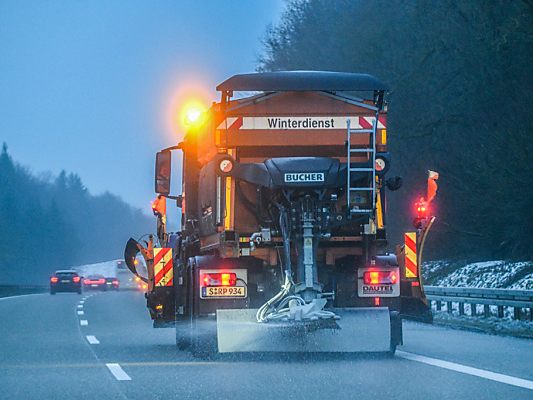 Zahlreiche Autos blieben auf deutschen Autobahnen liegen Zahlreiche Autos blieben auf deutschen Autobahnen liegen