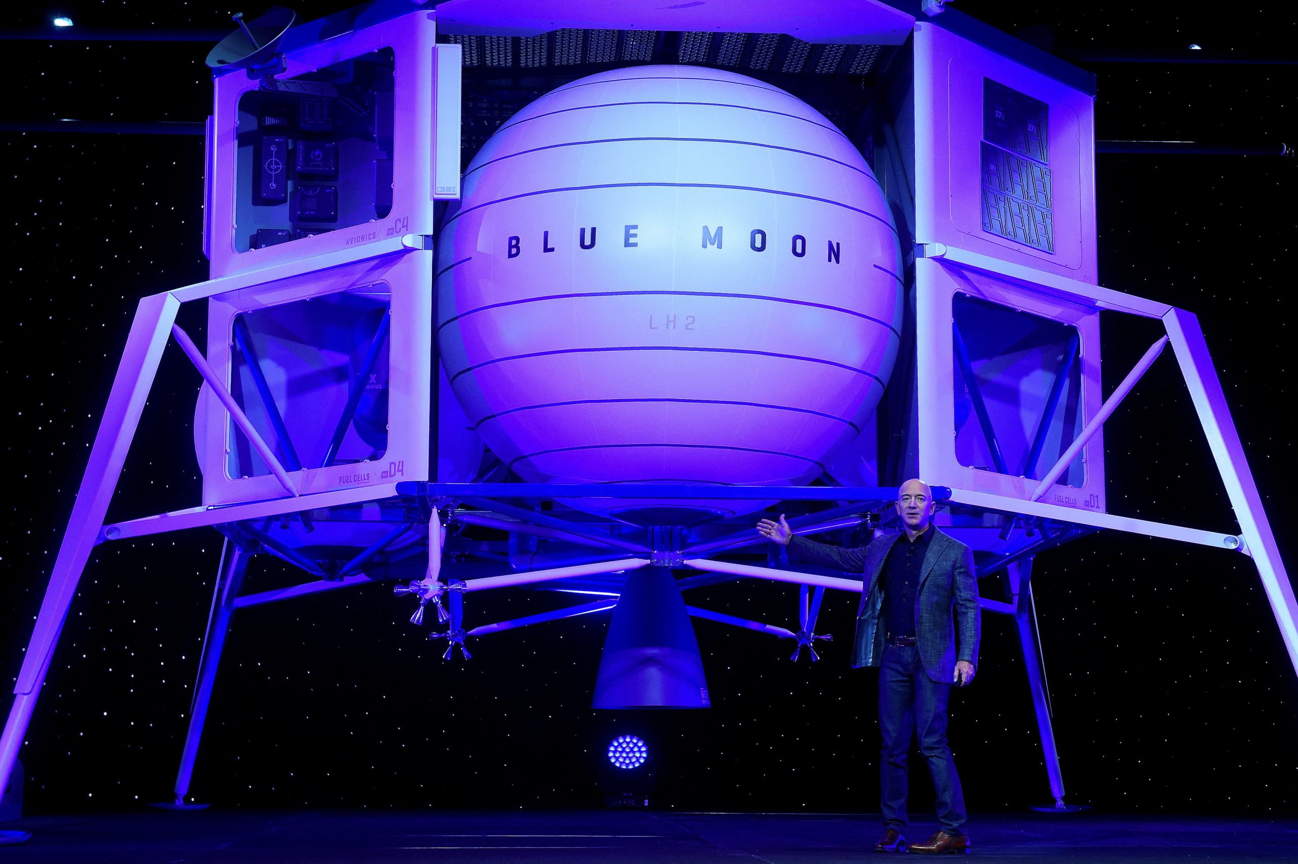 Jeff Bezos, Gründer, Vorsitzender, CEO und Präsident von Amazon, stellt im Rahmen einer Enthüllungsveranstaltung in Washington die Weltraumforschungs-Mondlanderakete Blue Moon seines Raumfahrtunternehmens Blue Origin vor Jeff Bezos, Gründer, Vorsitzender, CEO und Präsident von Amazon, stellt im Rahmen einer Enthüllungsveranstaltung in Washington die Weltraumforschungs-Mondlanderakete Blue Moon seines Raumfahrtunternehmens Blue Origin vor