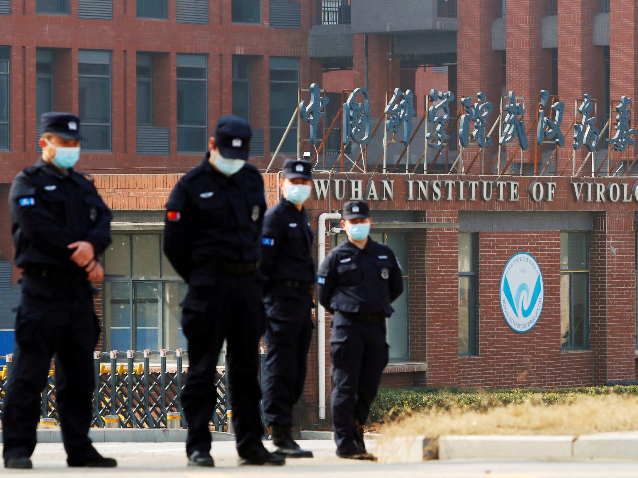 Sicherheitspersonal hält Wache vor dem Wuhan Institute of Virology während des Besuchs des Teams der Weltgesundheitsorganisation (WHO), das mit der Untersuchung der Ursprünge der Coronavirus-Krankheit (COVID-19) beauftragt ist, in Wuhan, Provinz Hubei, China, am 3. Februar 2021. Sicherheitspersonal hält Wache vor dem Wuhan Institute of Virology während des Besuchs des Teams der Weltgesundheitsorganisation (WHO), das mit der Untersuchung der Ursprünge der Coronavirus-Krankheit (COVID-19) beauftragt ist, in Wuhan, Provinz Hubei, China, am 3. Februar 2021.