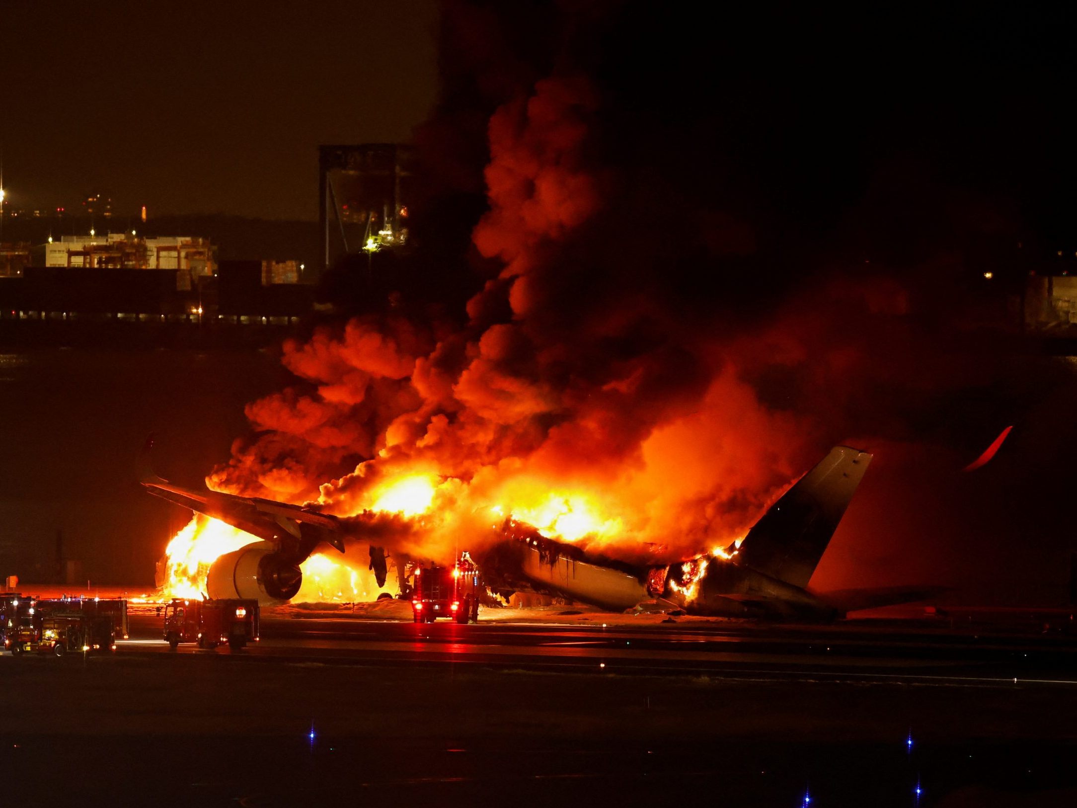 Am Flughafen in Tokio brannte ein Flugzeug. Am Flughafen in Tokio brannte ein Flugzeug.