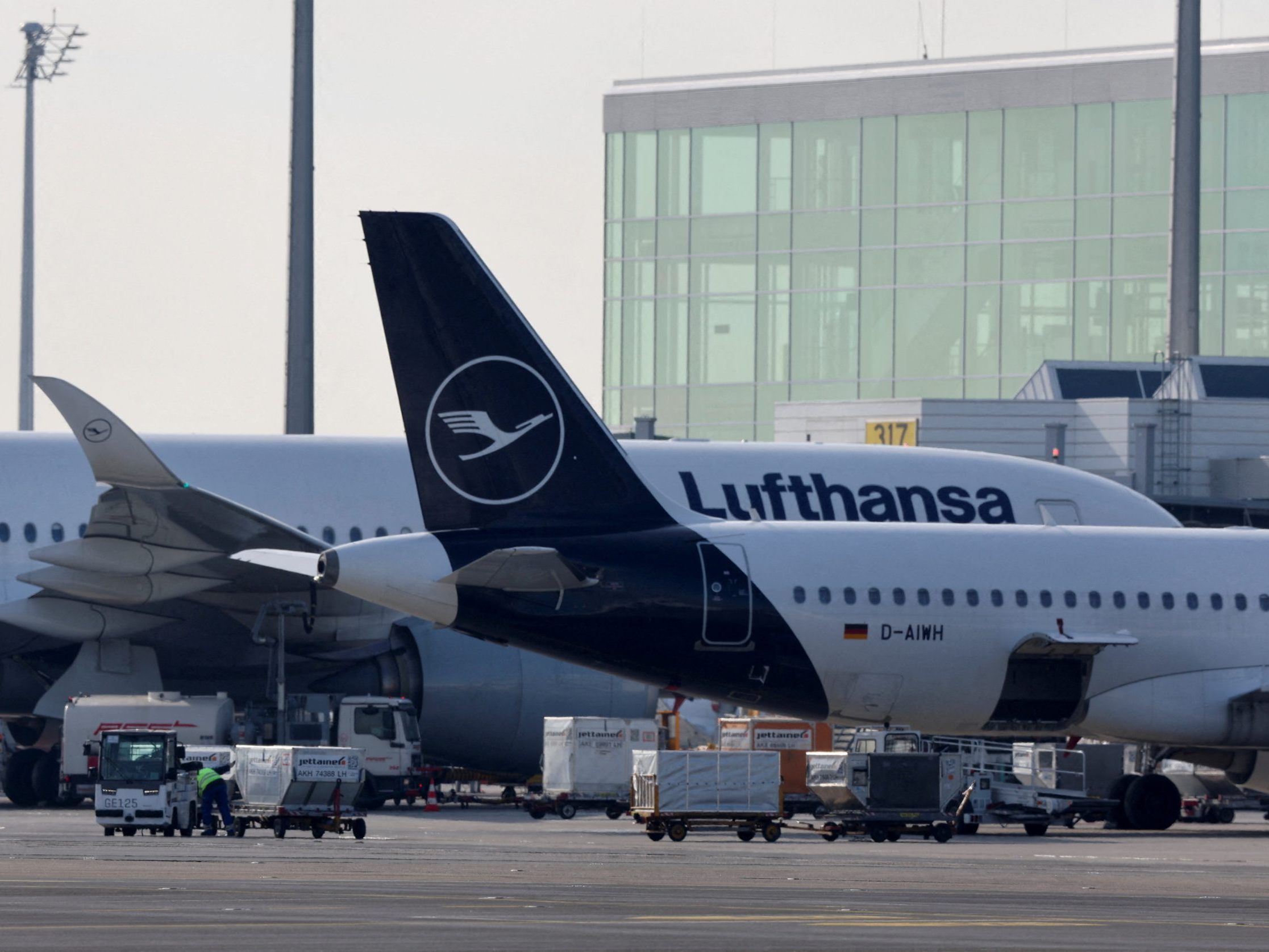 Bei der Lufthansa steigt die Streik-Gefahr erneut.