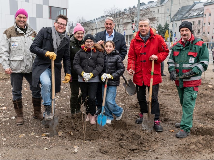 Schülerinnen und Schüler pflanzen ein neues kleines Wäldchen in der Wiener Donaustadt. Schülerinnen und Schüler pflanzen ein neues kleines Wäldchen in der Wiener Donaustadt.