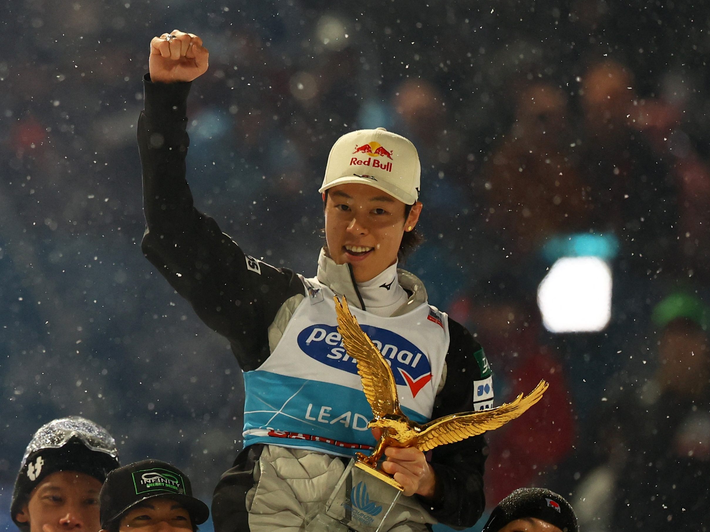 Ryoyu Kobayashi holte die Tournee. Ryoyu Kobayashi holte die Tournee.