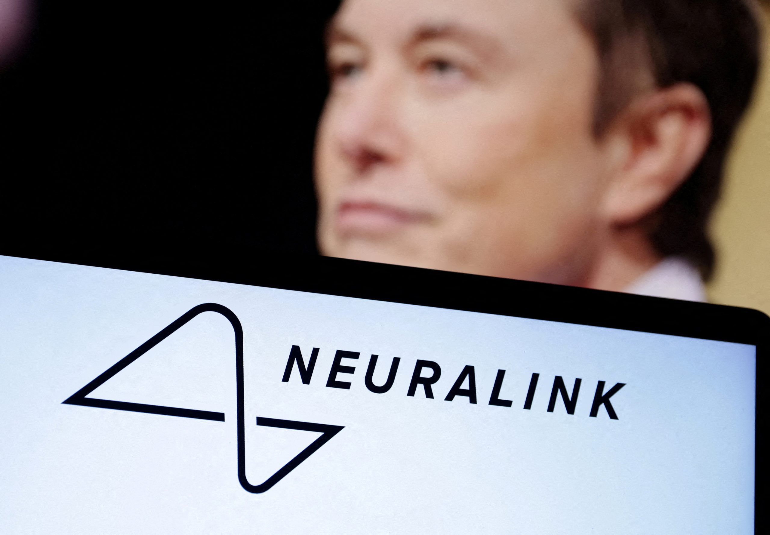 Das Neuralink-Logo und das Foto von Elon Musk sind in dieser Abbildung vom 19. Dezember 2022 zu sehen. Das Neuralink-Logo und das Foto von Elon Musk sind in dieser Abbildung vom 19. Dezember 2022 zu sehen.