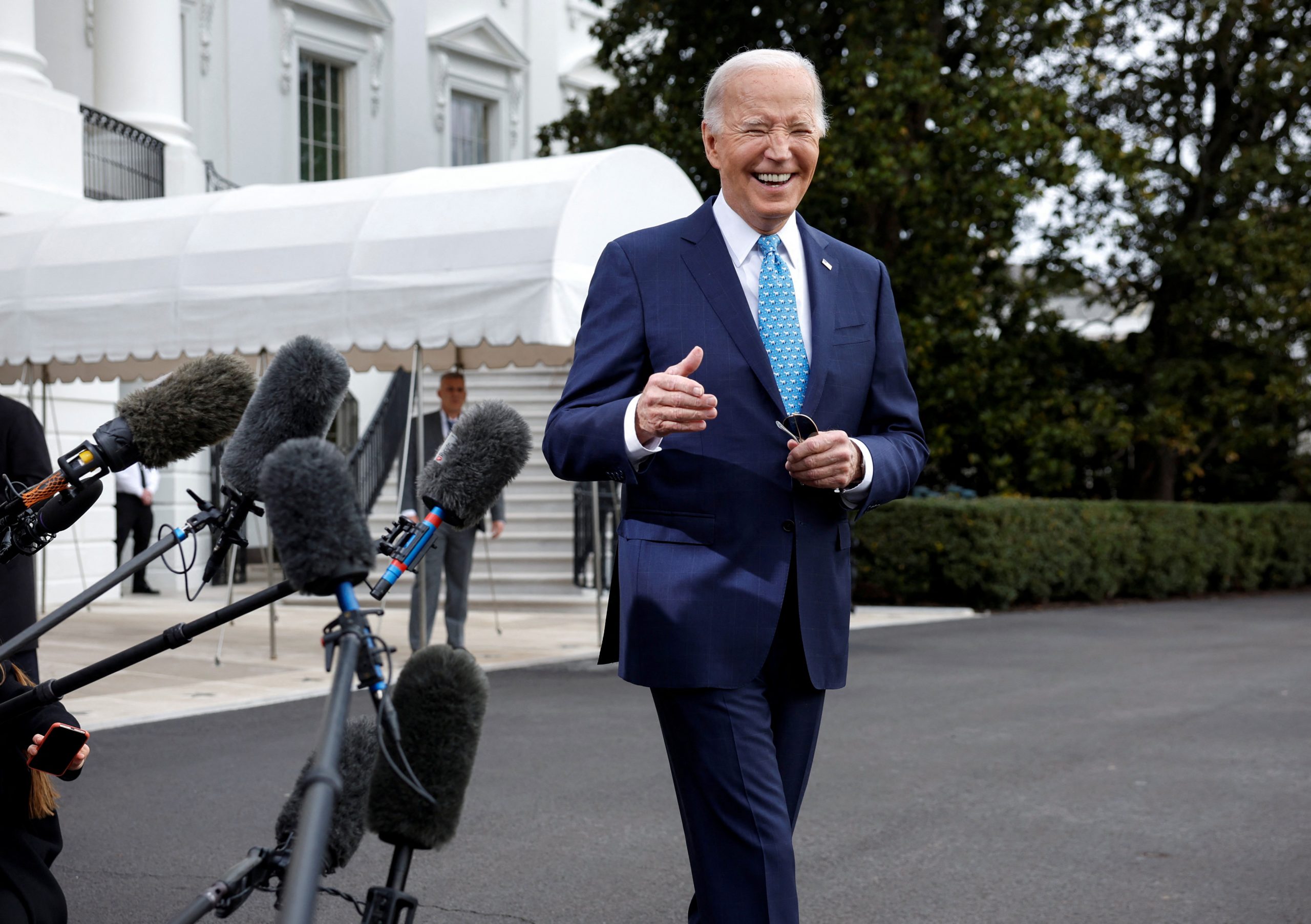 Präsident Joe Biden gestikuliert, während er mit den Medien spricht, bevor er das Weiße Haus nach Florida verlässt, in Washington, USA, 30. Januar 2024. Präsident Joe Biden gestikuliert, während er mit den Medien spricht, bevor er das Weiße Haus nach Florida verlässt, in Washington, USA, 30. Januar 2024.