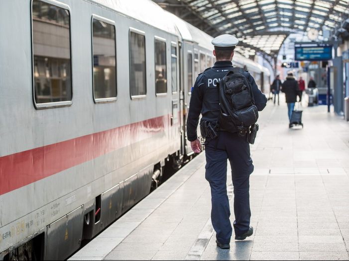 Ein Bundespolizist, der sich auf dem Weg zum Frühdienst befand, erkannte den Mann am Lindauer Inselbahnhof wieder.