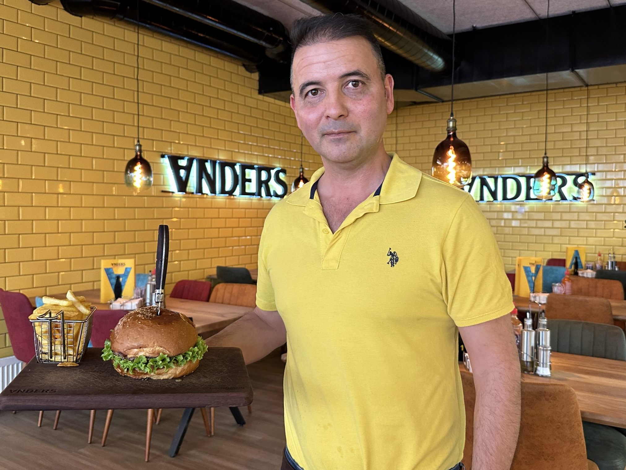 Isi ist der Gastgeber im Restaurant "Anders" im Dornbirner Schwefel. Isi ist der Gastgeber im Restaurant "Anders" im Dornbirner Schwefel.