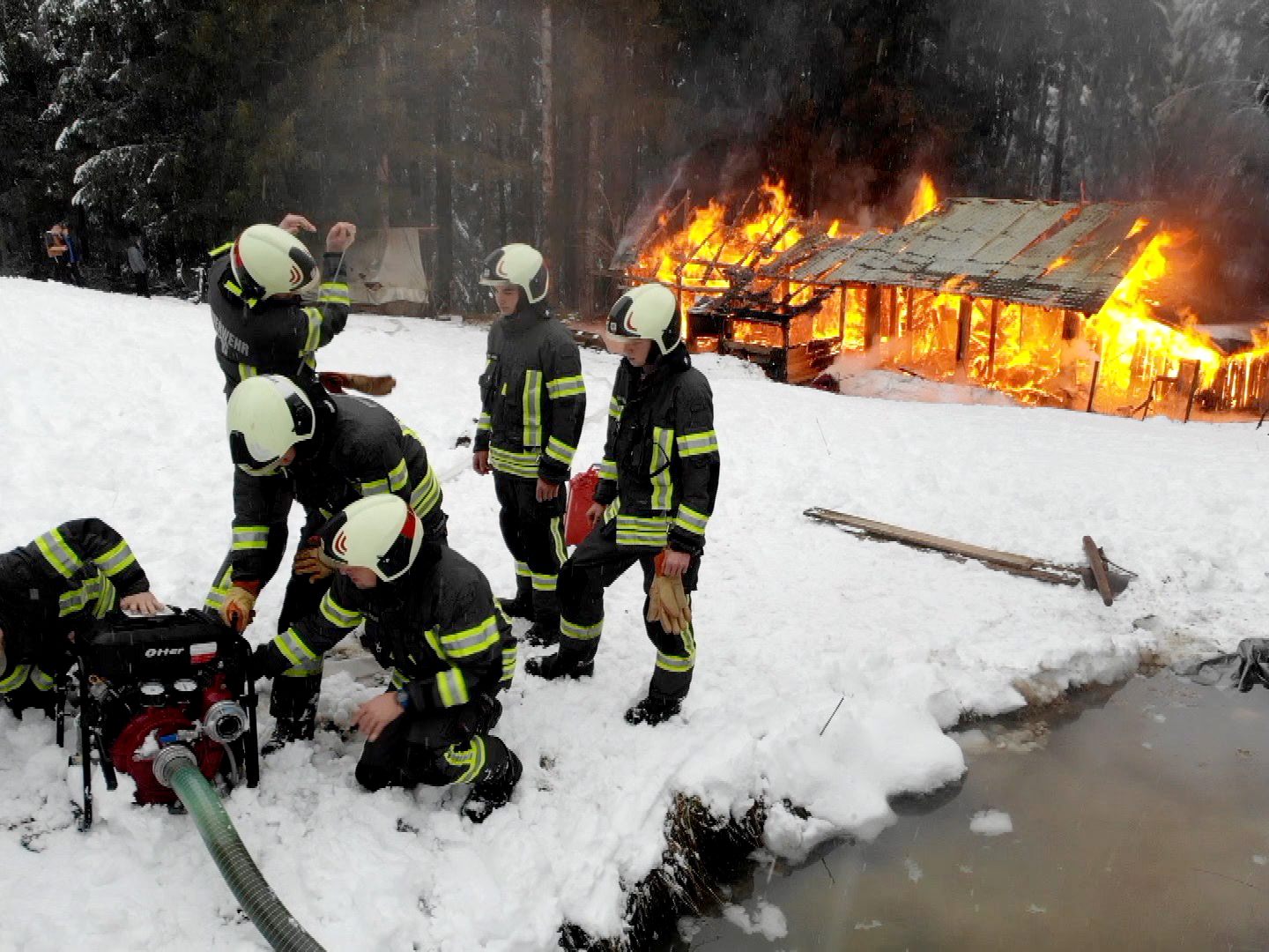 Feuerwehren konnte ein Übergreifen des Feuers auf den Wald verhindern Feuerwehren konnte ein Übergreifen des Feuers auf den Wald verhindern