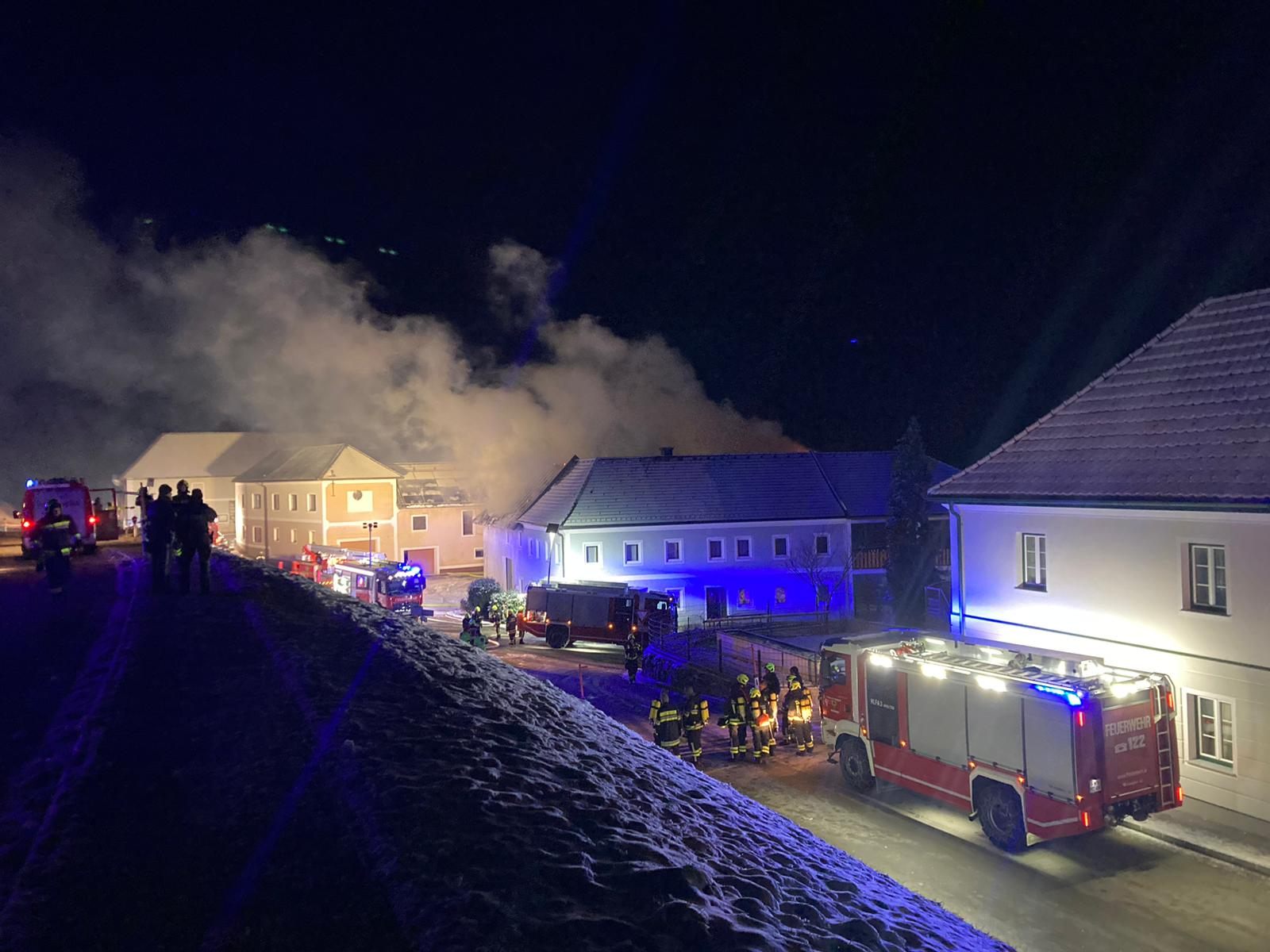 Das Wirtschaftsgebäude eines Bauernhofs wurde bei dem Brand zerstört.