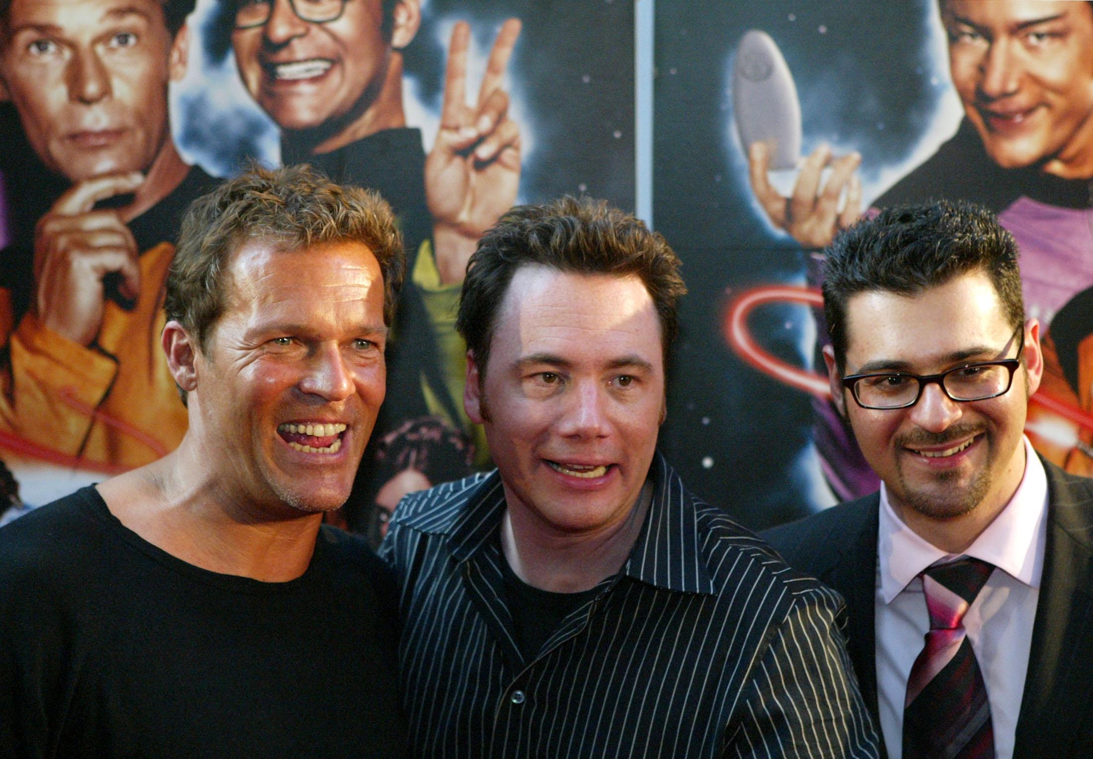 Die deutschen Schauspieler Christian Tramitz, Michael Herbig und Rick Kavanian (L-R), Stars der neuen Komödie „(T)Raumschiff Surprise“, posieren vor der Filmpremiere in München am 19. Juli 2004 für die Medien. Die deutschen Schauspieler Christian Tramitz, Michael Herbig und Rick Kavanian (L-R), Stars der neuen Komödie „(T)Raumschiff Surprise“, posieren vor der Filmpremiere in München am 19. Juli 2004 für die Medien.