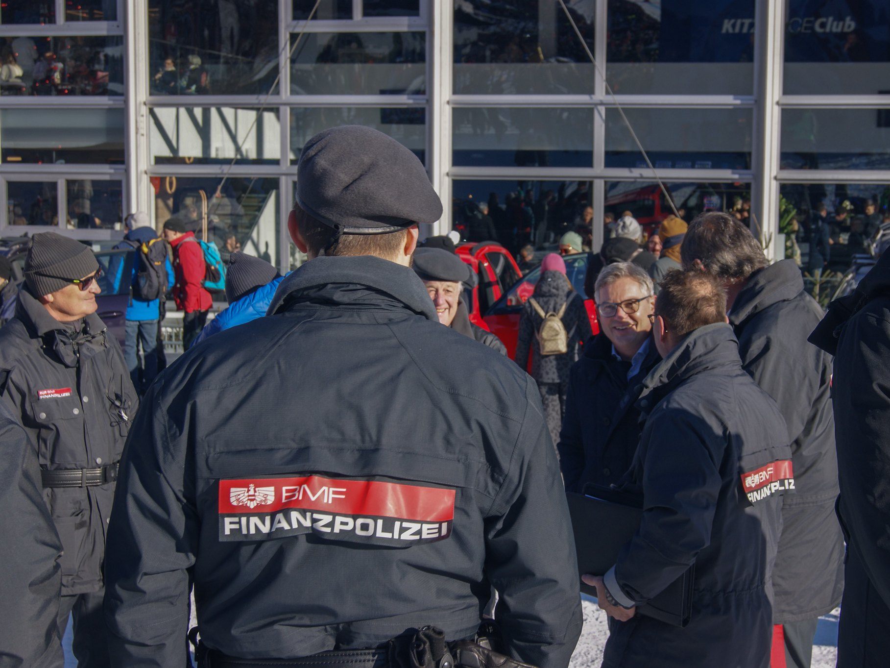 Die Veranstaltungen rund um das Hahnenkammrennen wurden von der Finanzpolizei überprüft. Die Veranstaltungen rund um das Hahnenkammrennen wurden von der Finanzpolizei überprüft.