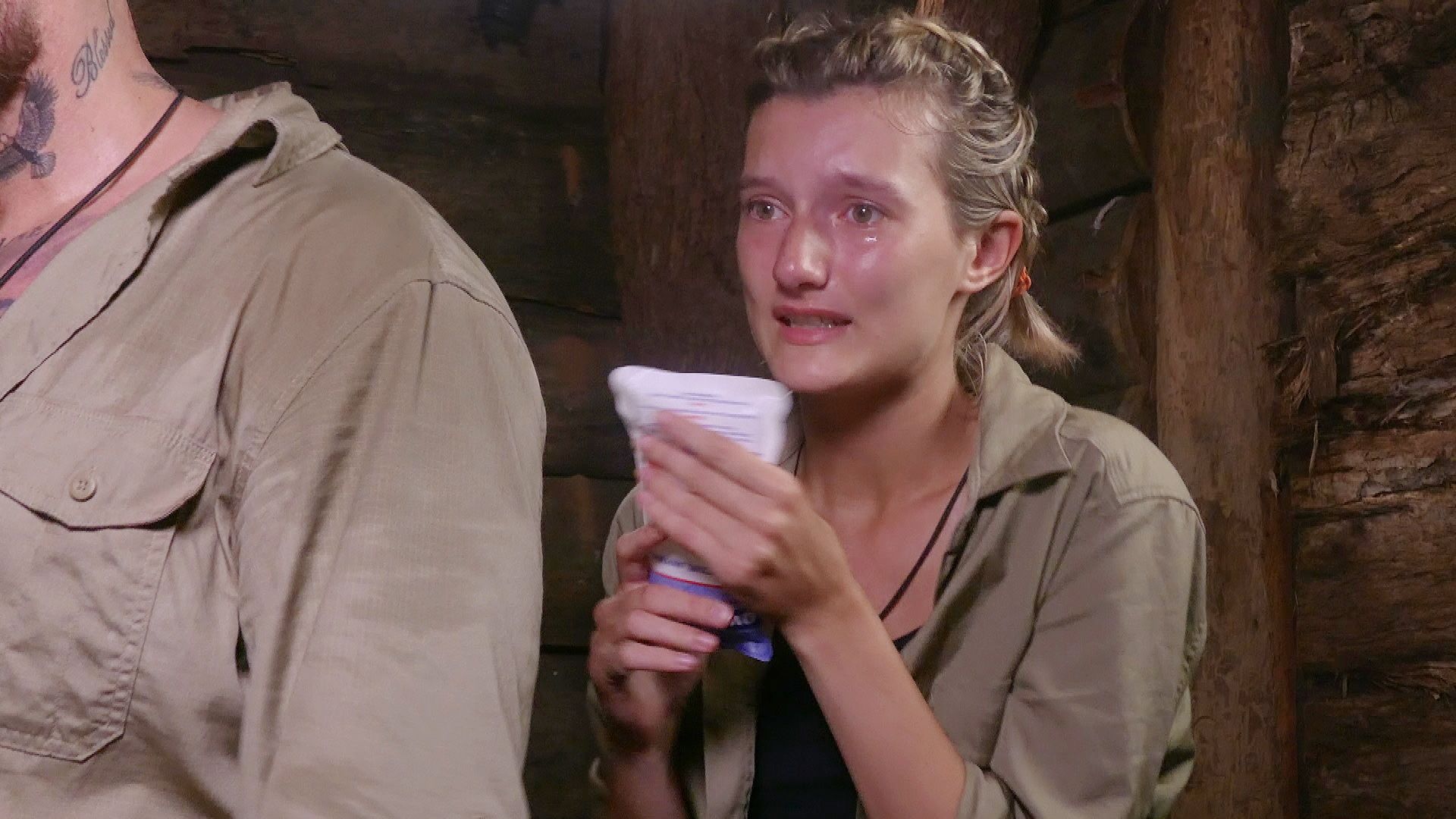 Tag 5 im Camp. Anya Elsner erlebt eine Panikattacke, weil sie im Dschungeltelefon eine große Spinne entdeckt hat. Tag 5 im Camp. Anya Elsner erlebt eine Panikattacke, weil sie im Dschungeltelefon eine große Spinne entdeckt hat.