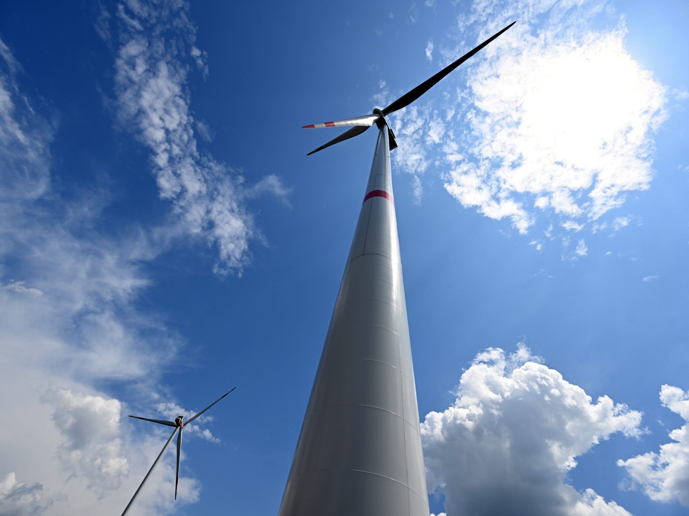 Der österreichische Staat hat 2023 den Bau von 70 neuen Windkraftanlagen gefördert. Der österreichische Staat hat 2023 den Bau von 70 neuen Windkraftanlagen gefördert.