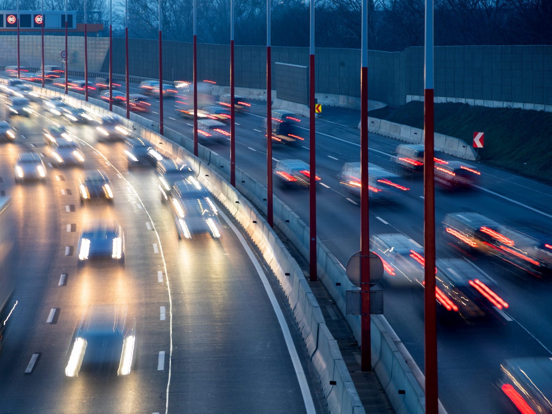 Stau auf der A23 nach einem Unfall.