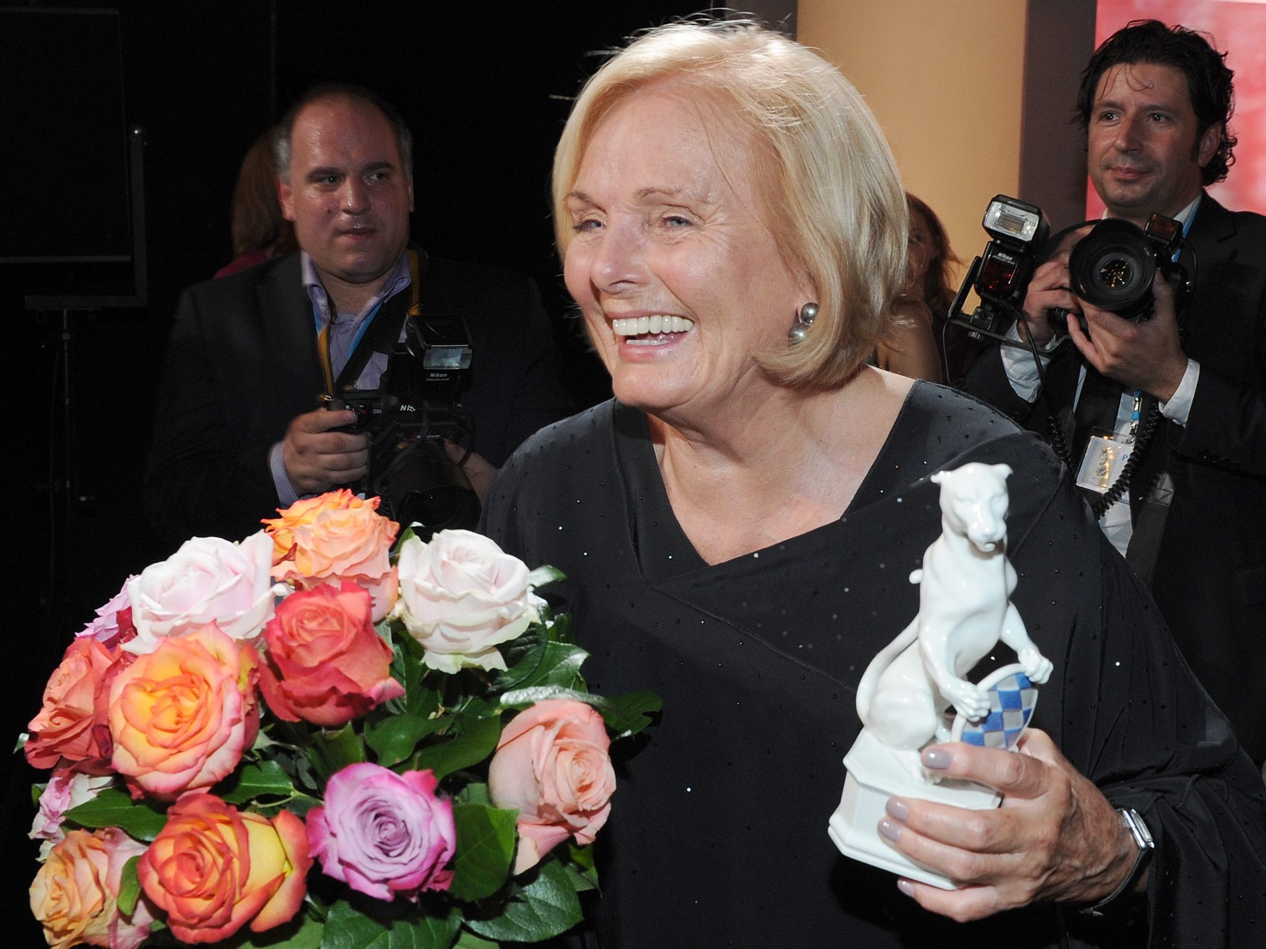 Die Schauspielerin Ruth Maria Kubitschek freut sich am 17.05.2013 nach der Verleihung des Bayerischen Fernsehpreises 2013 im Prinzregententheater in München (Bayern) über ihre Trophäe.