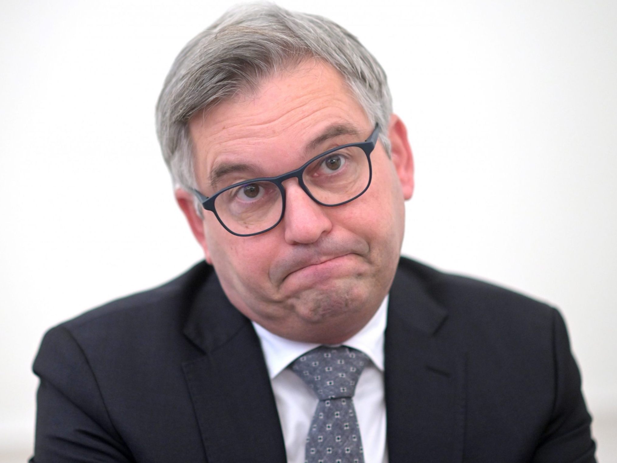 Finanzminister zu schnell unterwegs - Führerschein weg.