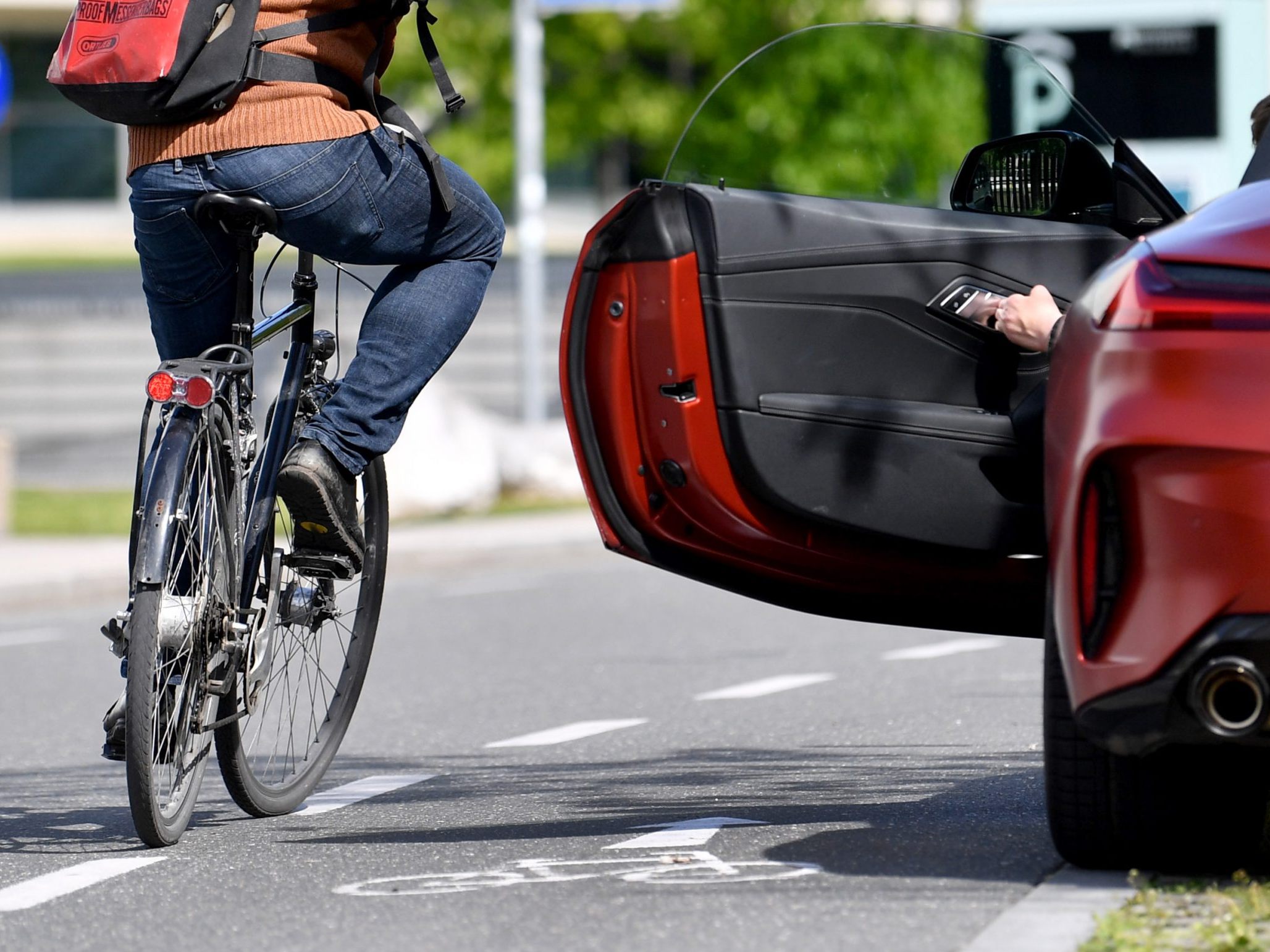 Bei einem "Dooring"-Unfall wurde ein Radfahrer verletzt. Bei einem "Dooring"-Unfall wurde ein Radfahrer verletzt.