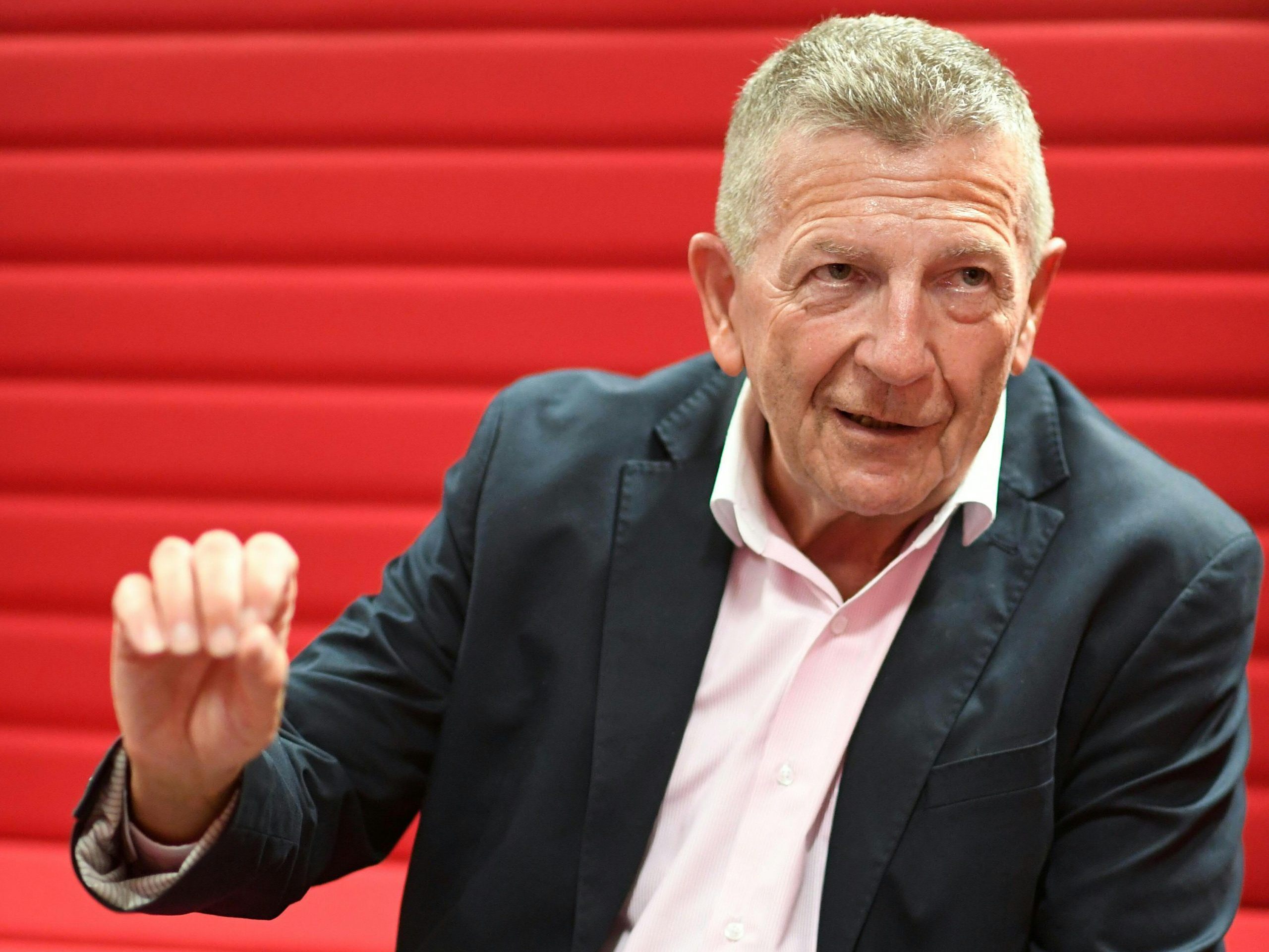 Der frühere Abteilungsleiter für Ermittlungen, Allgemeine und Organisierte Kriminalität im Bundeskriminalamt, Ernst Geiger, schrieb einen Roman über den Mörder Jack Unterweger.