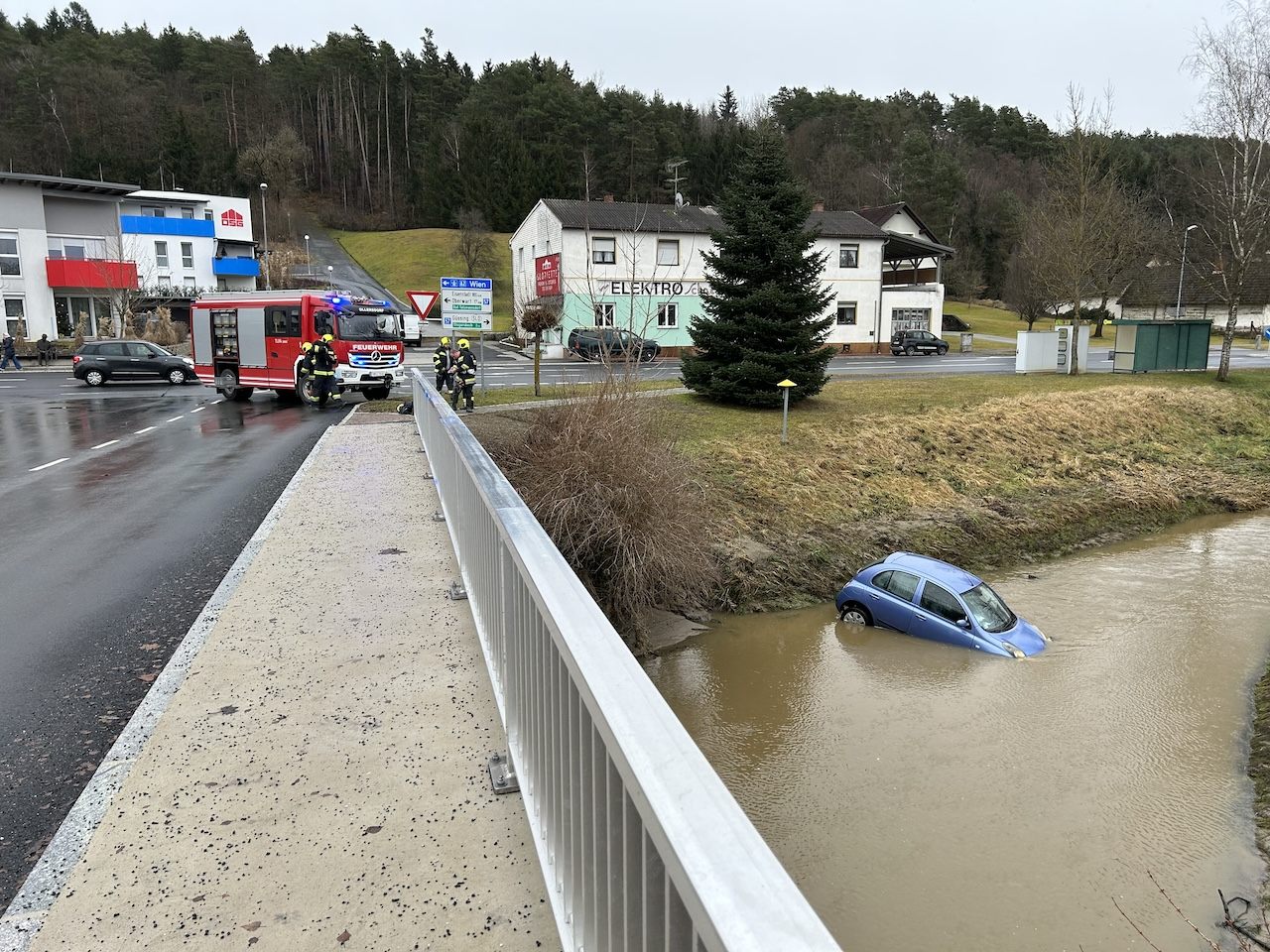 Burgenland: Fahrzeug landete in Bach.