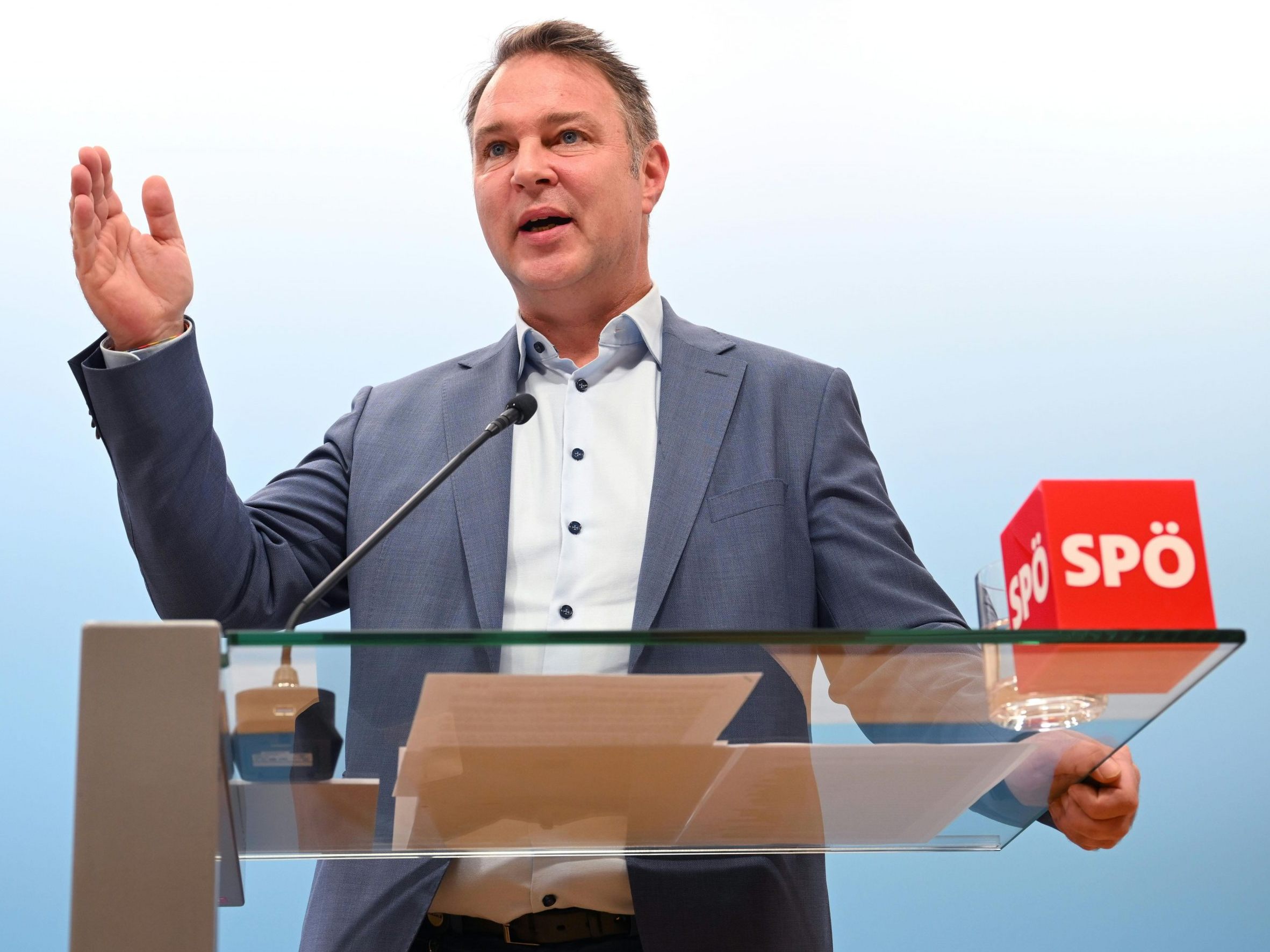 SPÖ-Chef Babler ist für eine NR-Wahl vor dem Sommer.