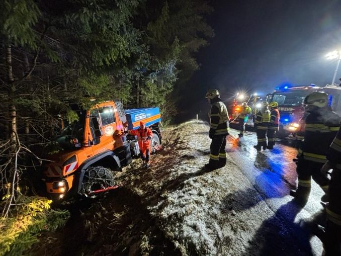 Ein Streuwagen kam in der Steiermark von der Straße ab. Ein Streuwagen kam in der Steiermark von der Straße ab.