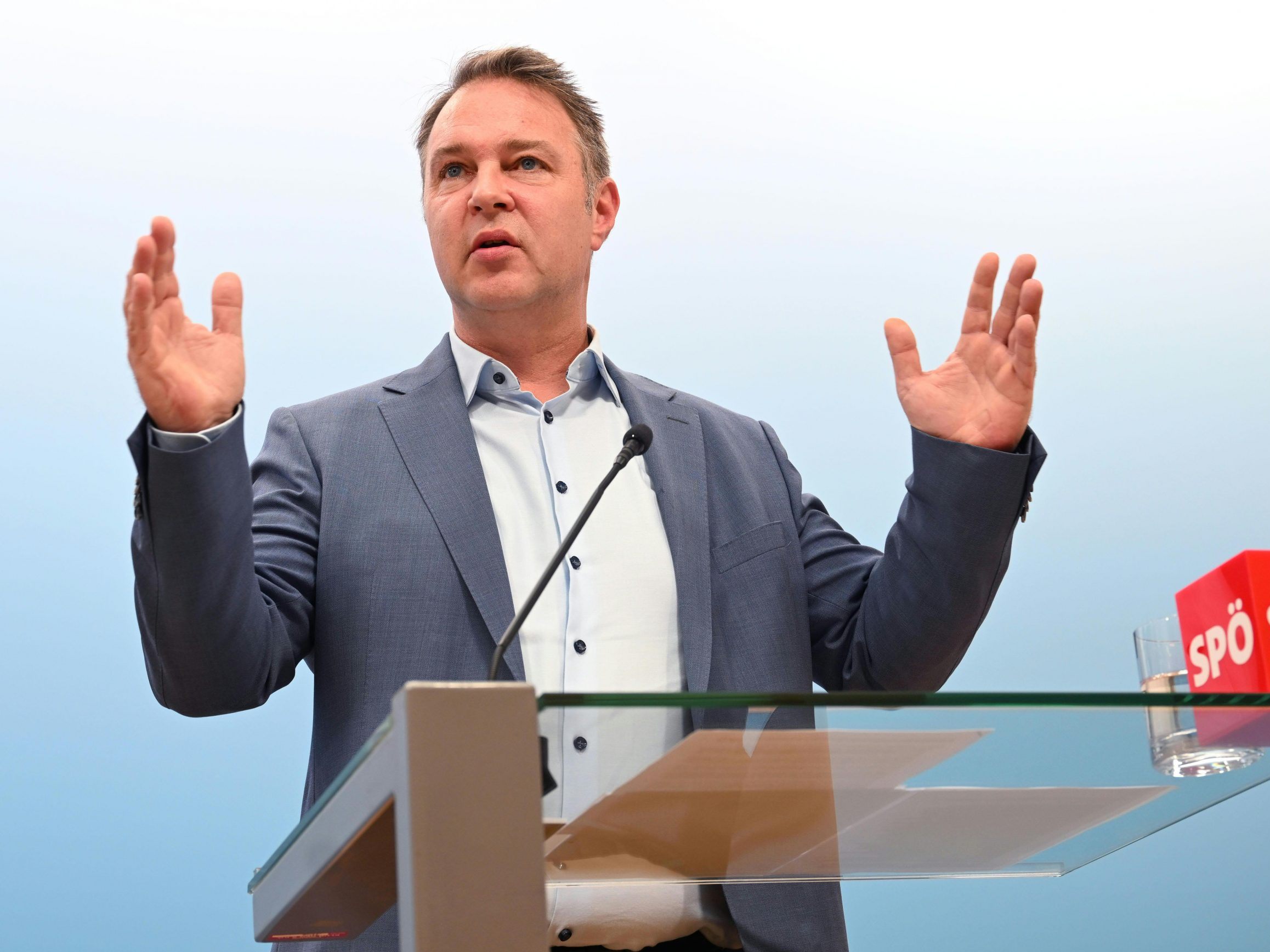 Andreas Babler (SPÖ) will Wahlärzte dazu verpflichten, auch Kassenpatienten zu versorgen. Andreas Babler (SPÖ) will Wahlärzte dazu verpflichten, auch Kassenpatienten zu versorgen.
