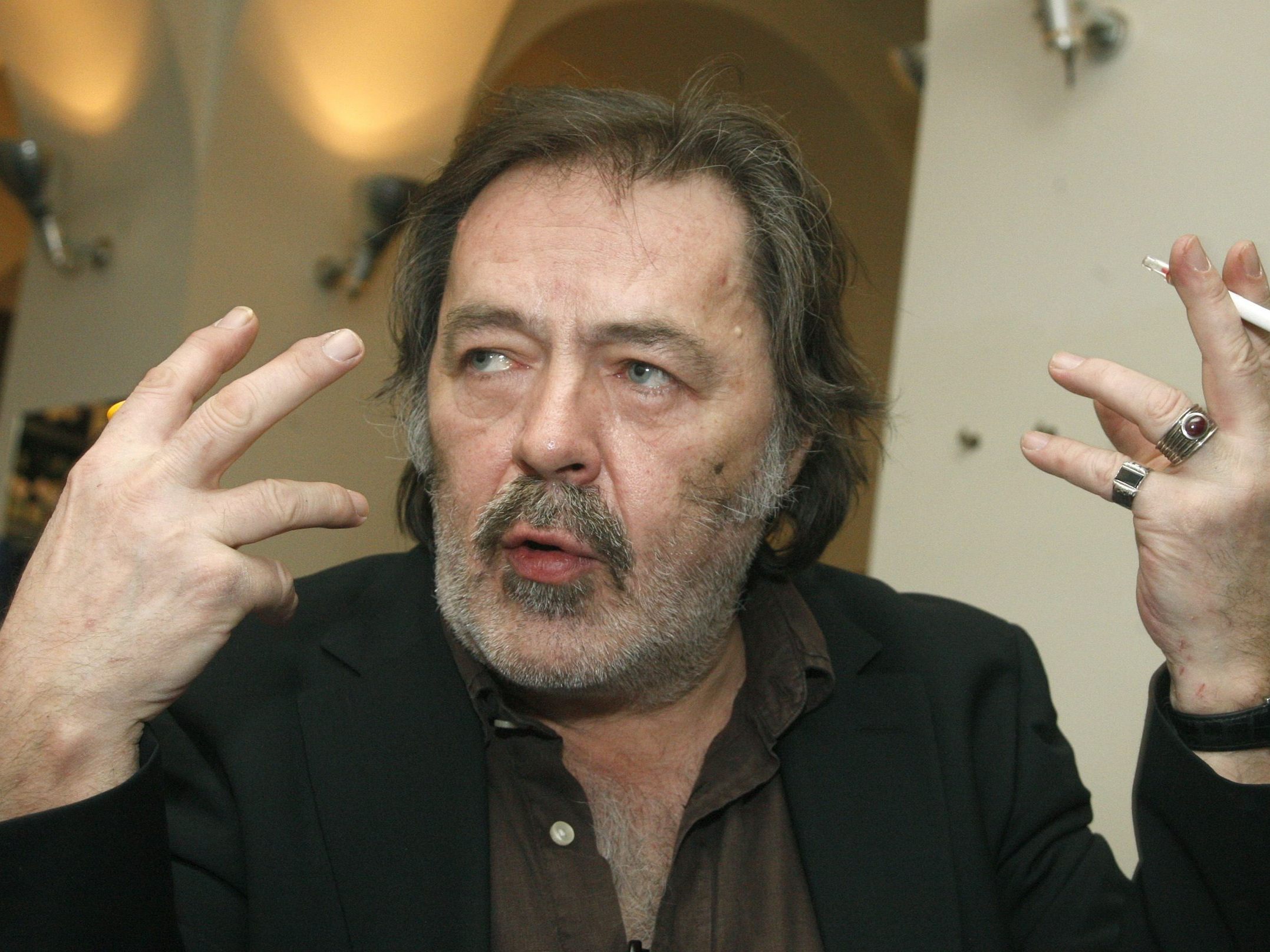 Manfred Deix im Jahr 2009. Ab 17. Februar 2024 gibt es im Karikaturmuseum Krems eine Jubiläumsausstellung. Manfred Deix im Jahr 2009. Ab 17. Februar 2024 gibt es im Karikaturmuseum Krems eine Jubiläumsausstellung.