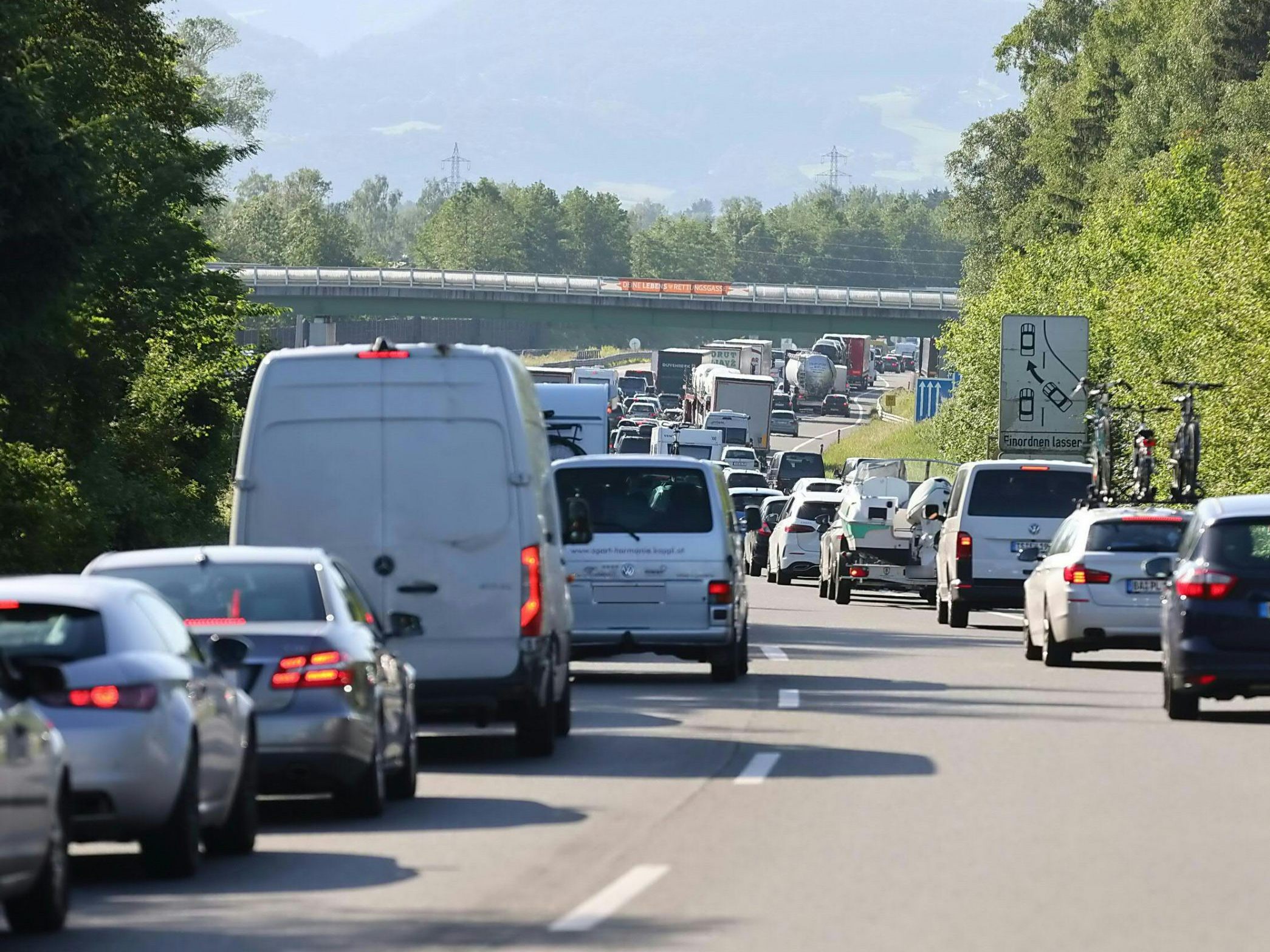 Ferien-Ende, Skifahrer-Verkehr und Vierschanzen-Tournee bringen das erste Stauwochenende.