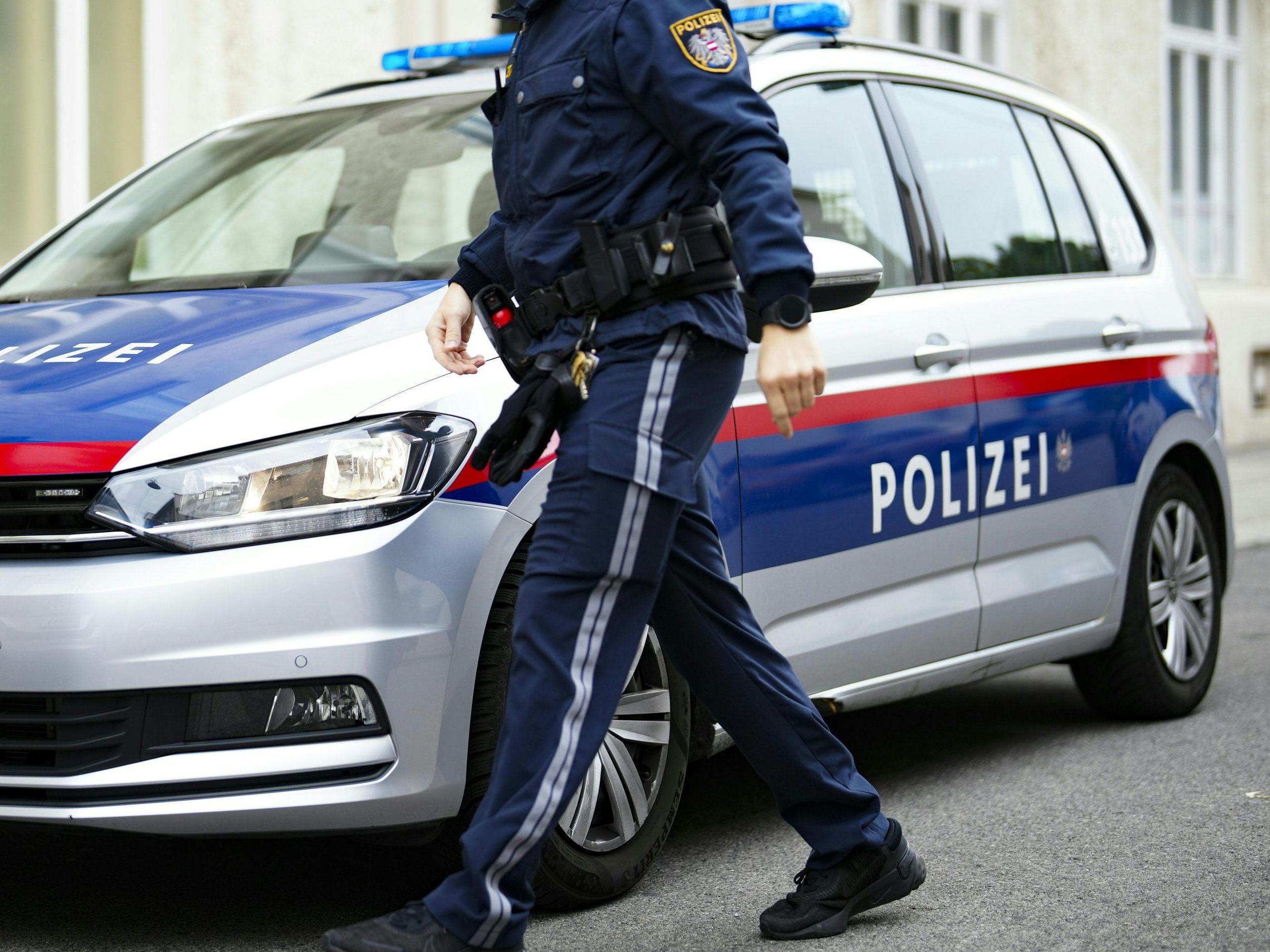 Die Polizei fasste drei Teenager die in einem Carsharing-Auto in Wien unterwegs waren. Die Polizei fasste drei Teenager die in einem Carsharing-Auto in Wien unterwegs waren.