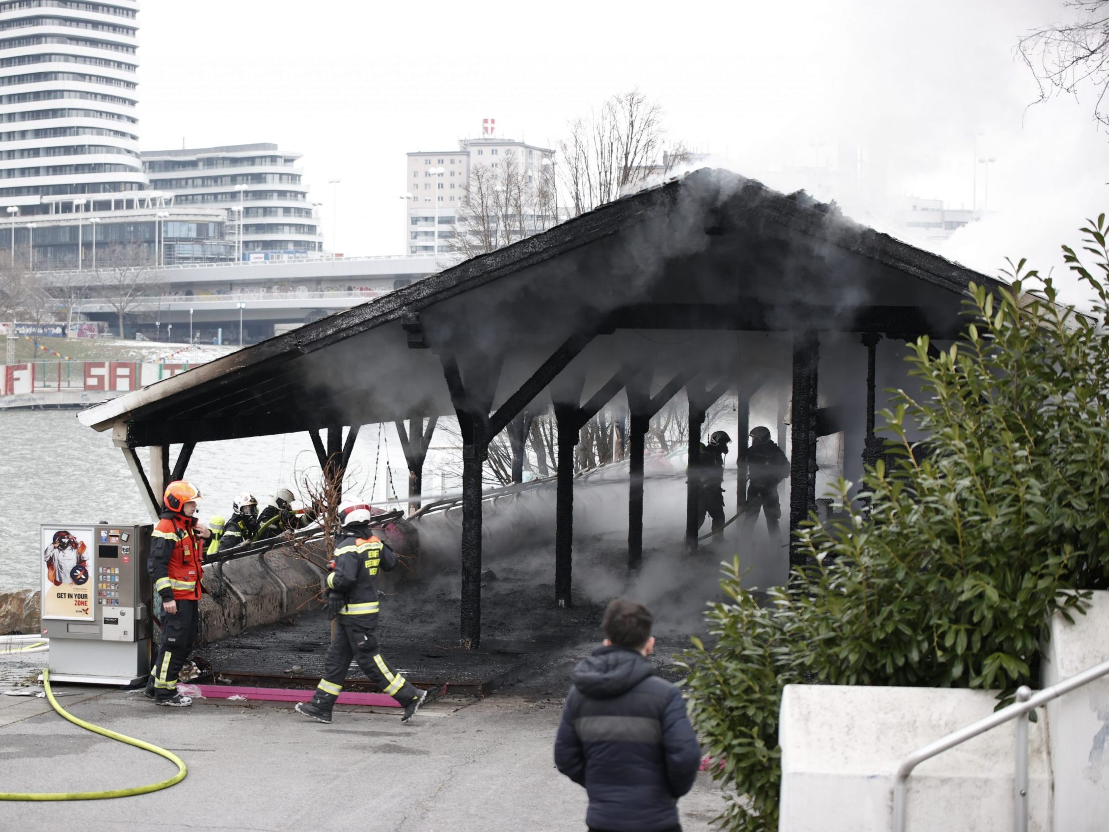 Die Feuerwehr wurde wegen einem Brand in der "Sunken City" alarmiert. Die Feuerwehr wurde wegen einem Brand in der "Sunken City" alarmiert.