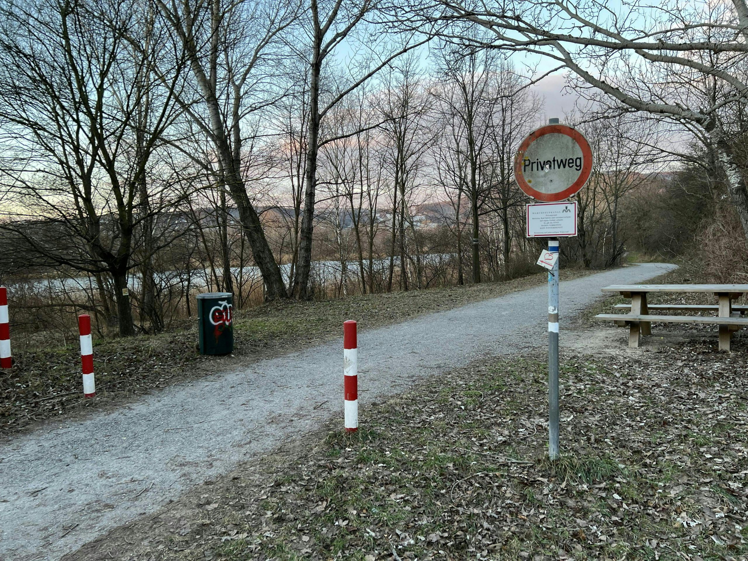 Polizeitaucher sind im Wiener Marchfeldkanal im Einsatz.