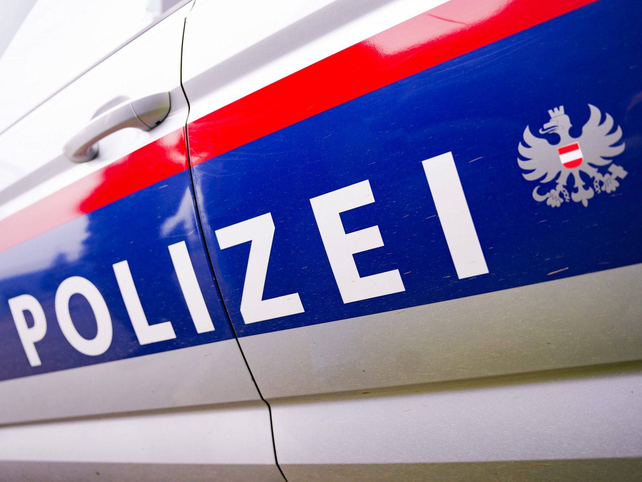 Am Neujahrstag sind Einbrecher mit einem gestohlenem Pkw in ein Geschäft gerast.