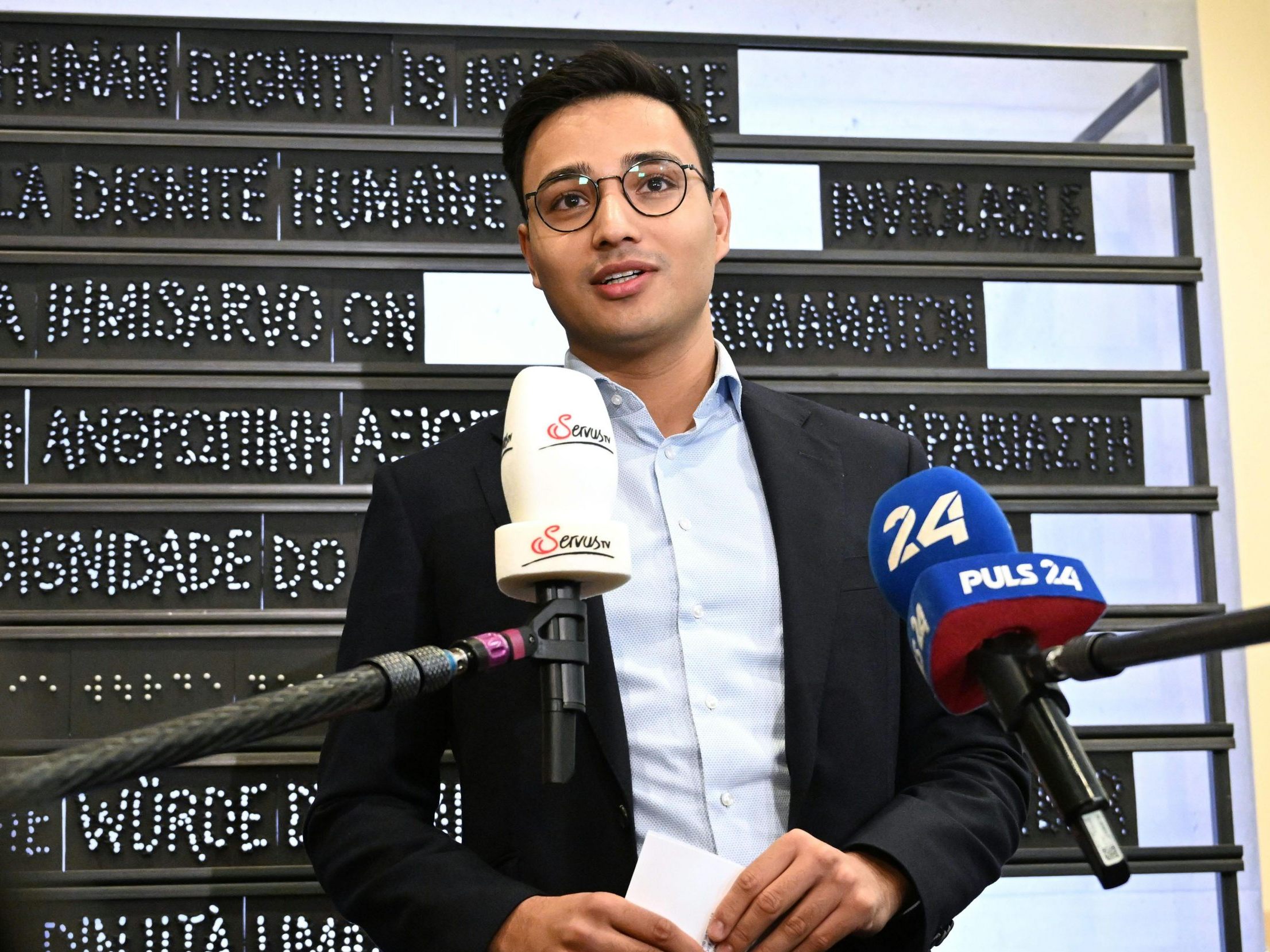 NEOS-Fraktionsführer Shetty will einen Fristsetzungsantrag für Liveübertragungen einbringen. NEOS-Fraktionsführer Shetty will einen Fristsetzungsantrag für Liveübertragungen einbringen.