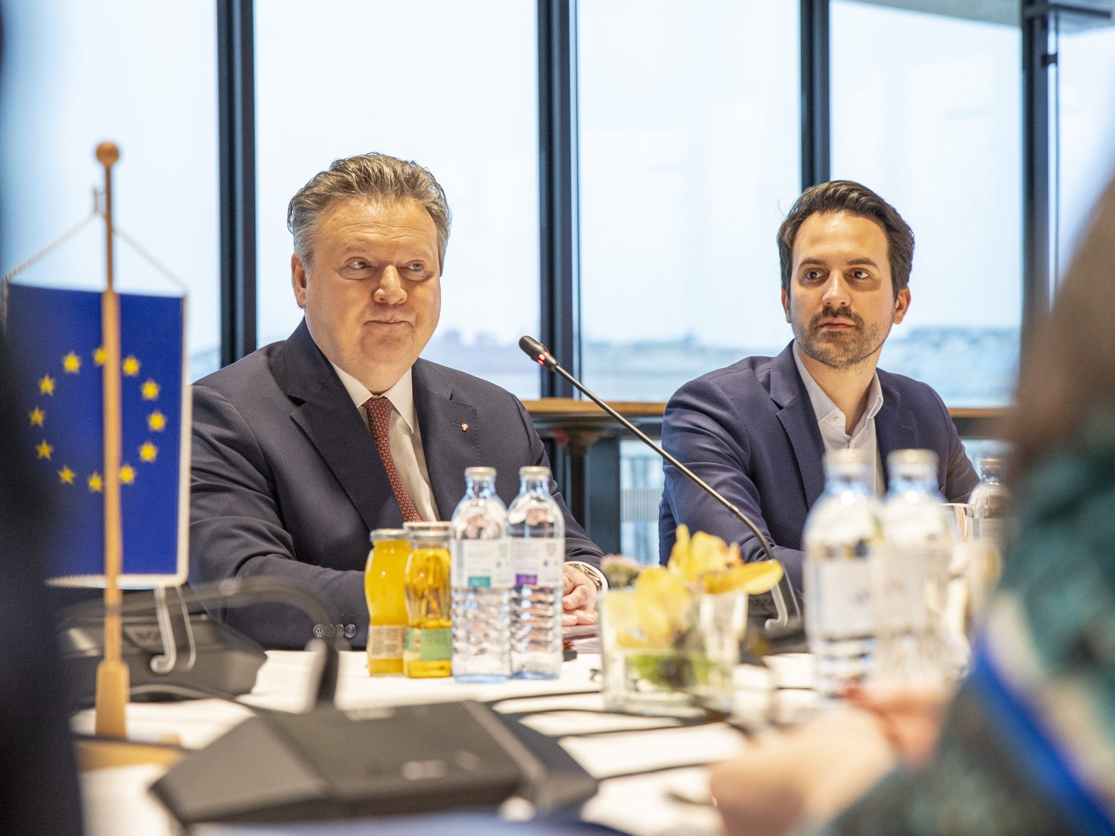 Ludwig und Wiederkehr am Anfang der Wiener Regierungsklausur. Den Live-Stream zum Mediengespräch danach sehen Sie ab 13.00 Uhr auf VIENNA.at.