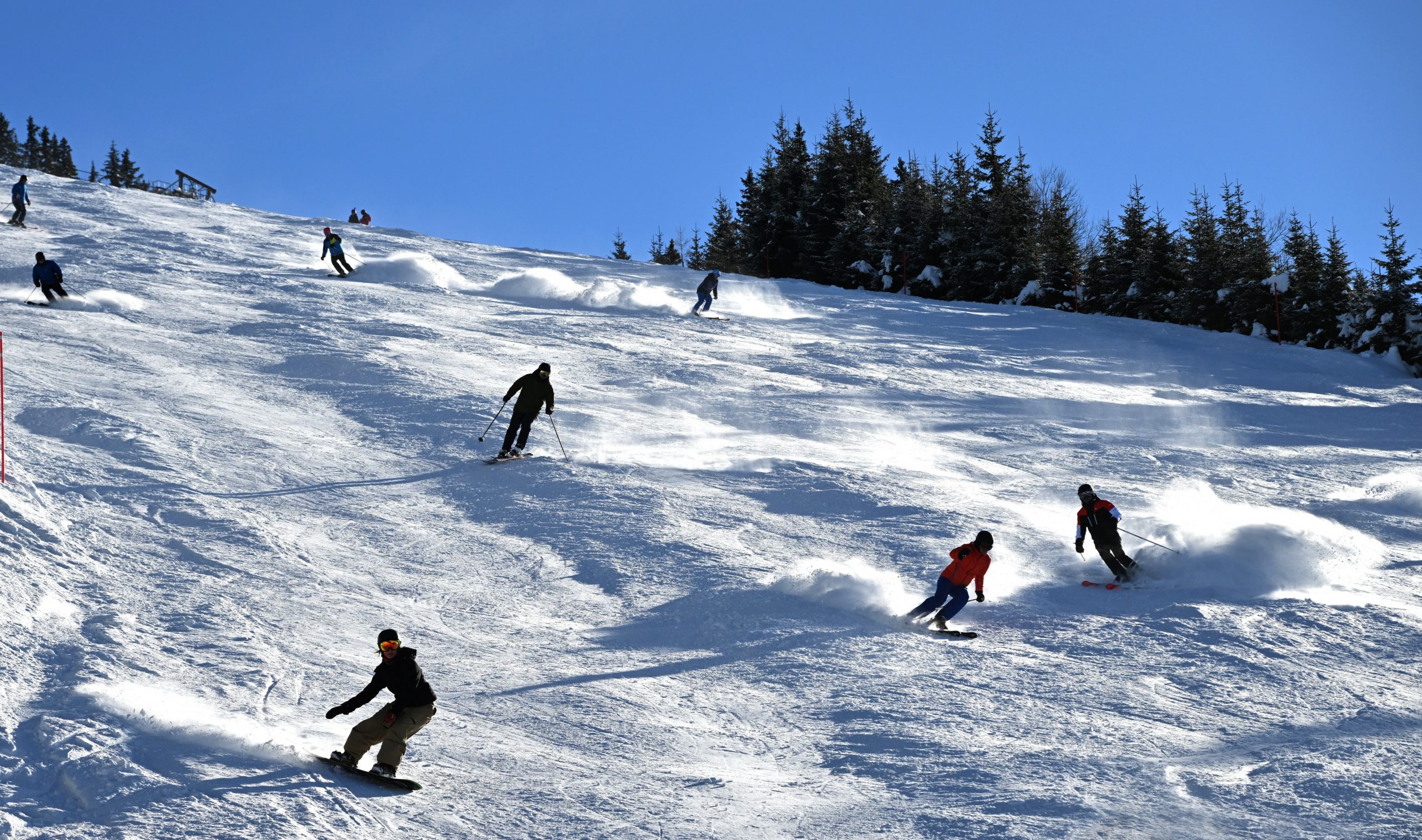 Skifahrer auf der Piste im Skigebiet Saalbach-Hinterglemm